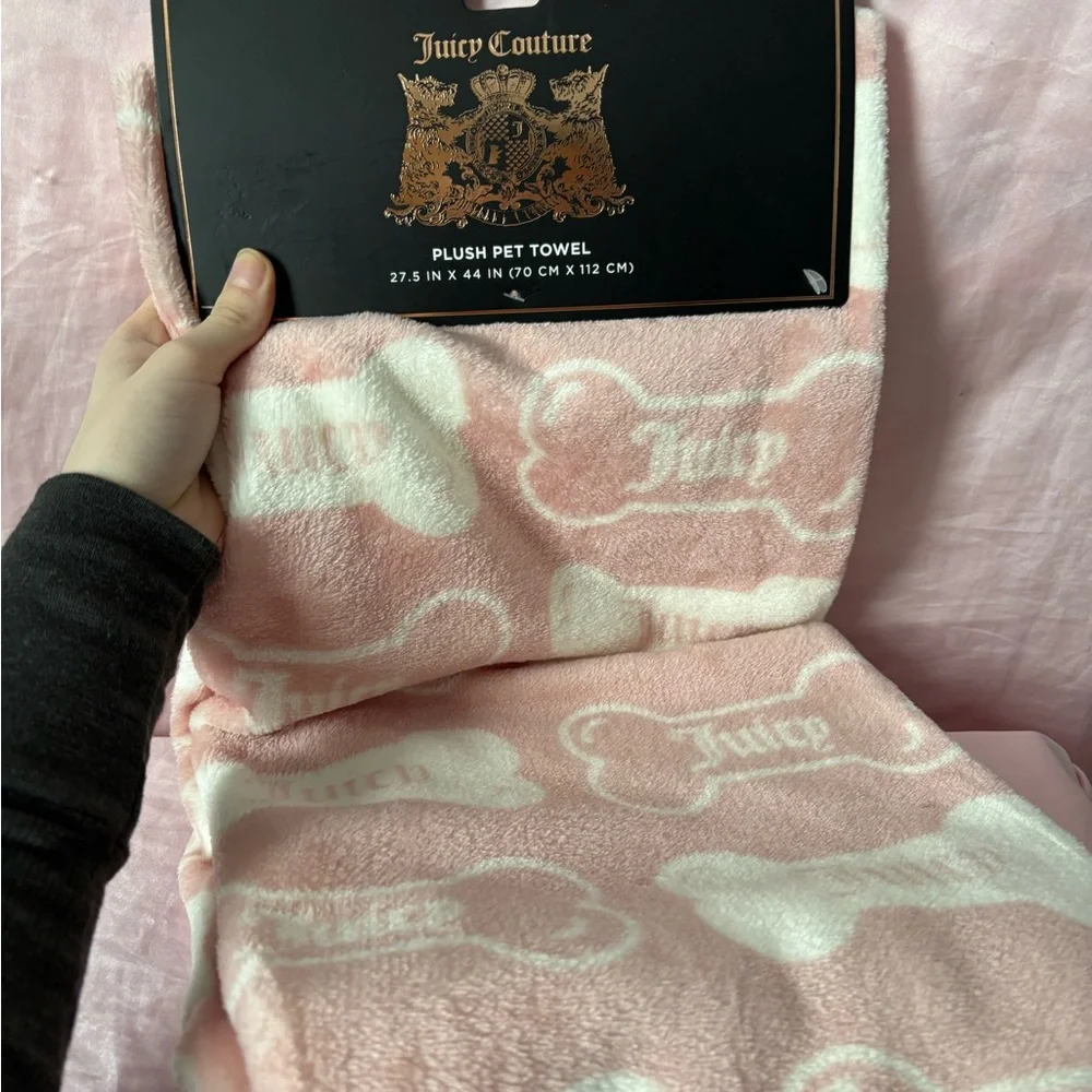JUICY COUTURE PAWS & BONES Dog Super Soft Plush Throw Towel Blanket! NWT! PINK